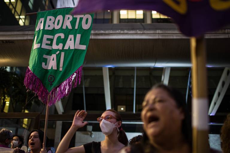 Protesto contra a juíza que negou aborto legal a criança estuprada em Santa Catarina