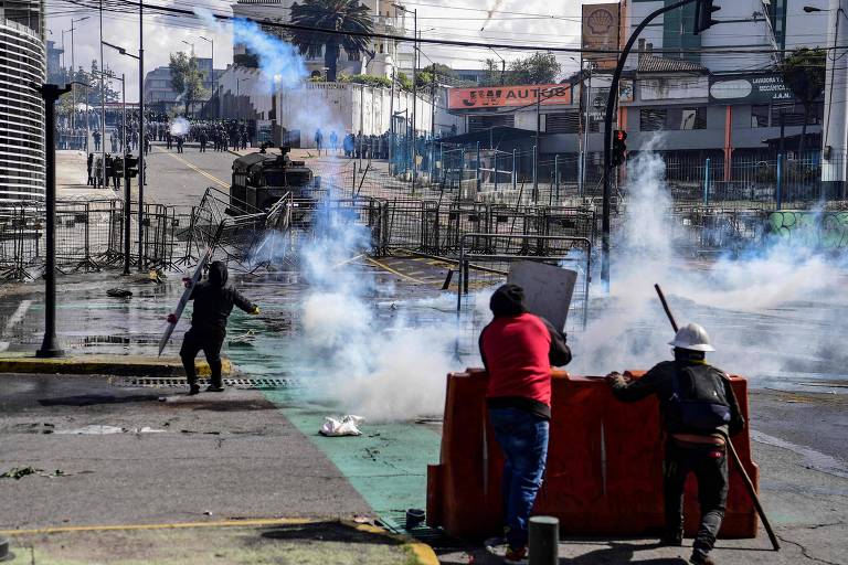 Manifestantes e policiais durante confronto em Quito, no Equador