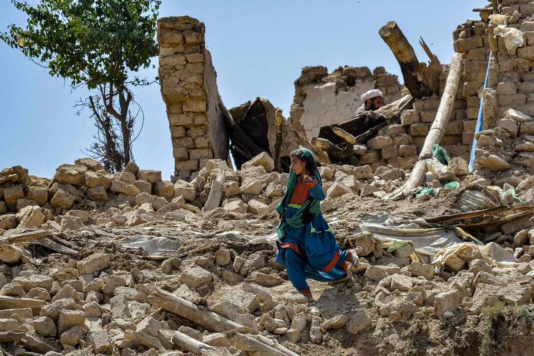 Chuvas dificultam acesso de equipes de resgate a vítimas de terremoto no Afeganistão