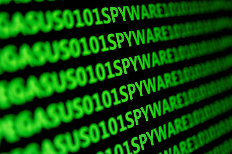 A palavra spyware e os números 0101 (código binário) escritos repetidamente em verde, sobre tela.