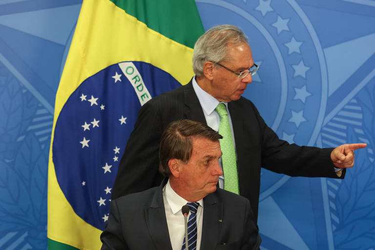 Bolsonaro sanciona teto para ICMS sobre combustíveis, mas veta recomposição para saúde e educação