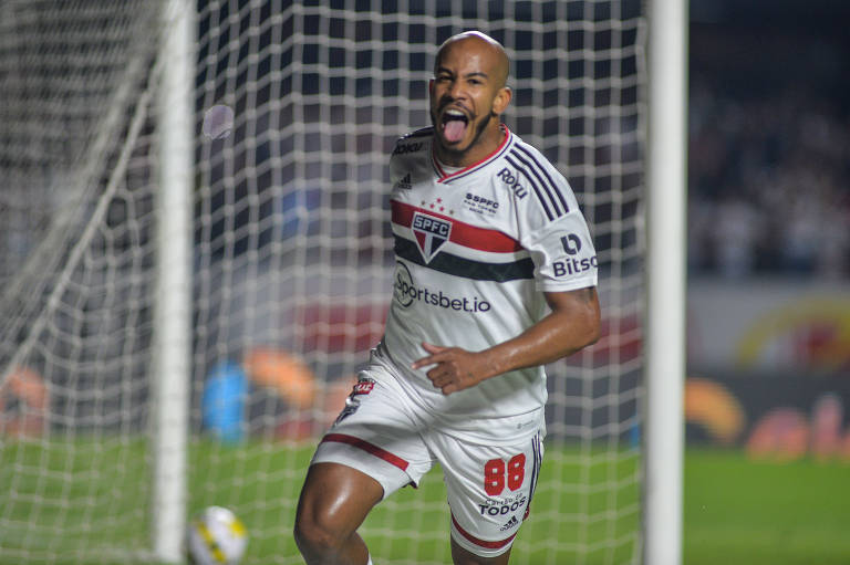 Com a língua para fora, Patrick festeja seu gol, o único da vitória do São Paulo sobre o Palmeiras, no Morumbi, no jogo de ida das oitavas de final da Copa do Brasil