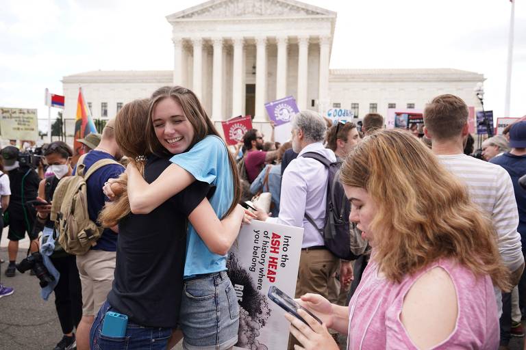 Ativistas celebram com abraços a decisão da Suprema Corte, em Washington