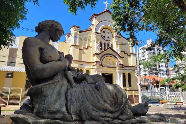 Monumento Mãe Preta, de 1984, instalado no Largo de São Benedito em Campinas (SP)