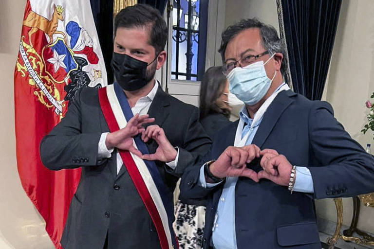 O então pré-candidato presidencial colombiano Gustavo Petro e o recém-eleito presidente chileno Gabriel Boric posando fazendo formas de coração com as mãos