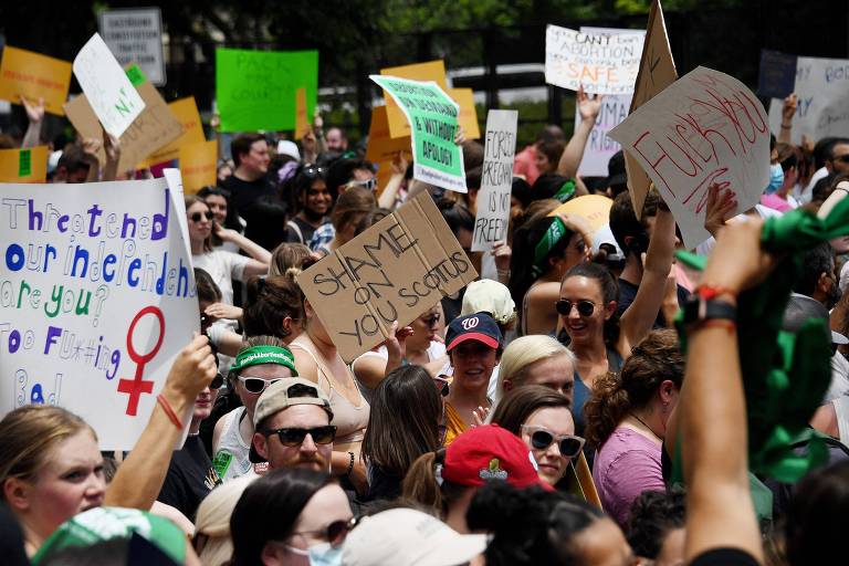 Ativistas pelo direito ao aborto protestam em frente à Suprema Corte dos EUA, em Washington