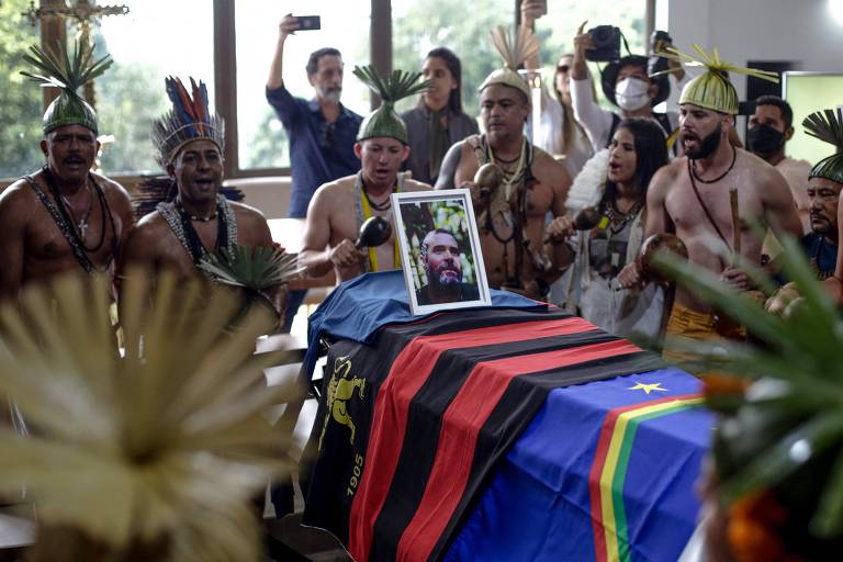 Caixão de Bruno foi coberto por uma camiseta da Univaja, uma bandeira do Sport e uma bandeira de Pernambuco; indígenas xukuru realizaram cerimônia em frente à cruz de Jesus, em um cemitério na Grande Recife