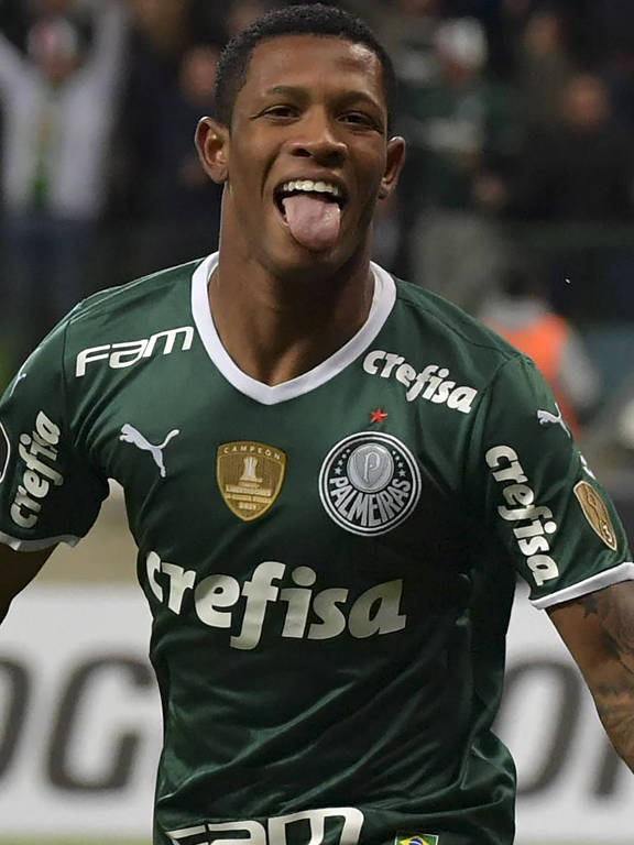 Danilo, do Palmeiras, comemora gol mostrando a língua em jogo contra o Emelec, do Equador; ele usa camisa verde com a inscrição Crefisa na altura do peito