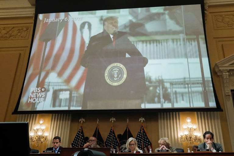 Discurso de Donald Trump é exibido em telão durante audiência que investiga ataque ao Capitólio