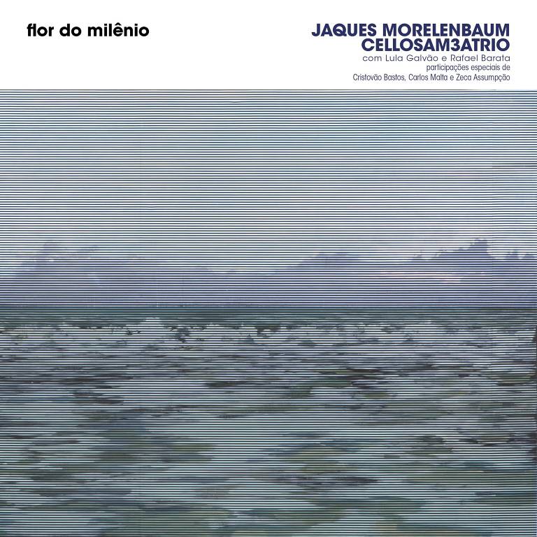 Em foto colorida, a linha do horizonte do céu encontra o mar na capa do álbum Flor do Milênio, de Jaques Morelenbaum CelloSam3aTrio