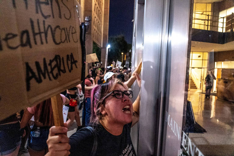 Manifestantes protestam em Phoenix, no Arizona, contra decisão da Suprema Corte que suspendeu direito constitucional ao aborto 