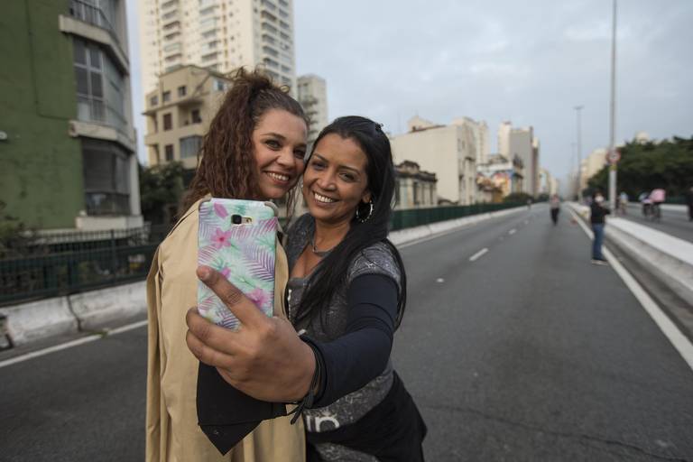 A atriz Isabel Teixeira posa para foto com fã no Minhocão, em São Paulo