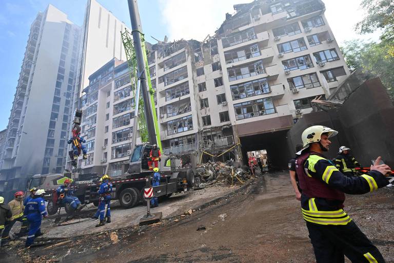 Prédio residencial parcialmente destruído após ataque atribuído à Rússia em Kiev, na Ucrânia