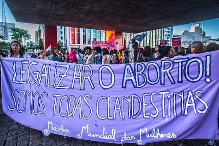 Manifestantes seguram uma faixa escrita: legalizar o aborto! somos todas clandestinas
