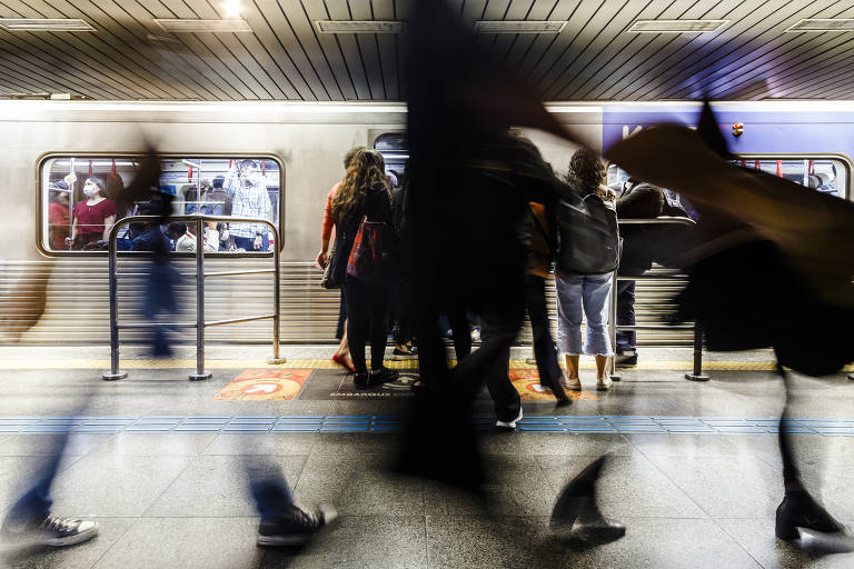Passageiros circulam pela plataforma da estação República, que serve às linhas 3-vermelha e 4-amarela