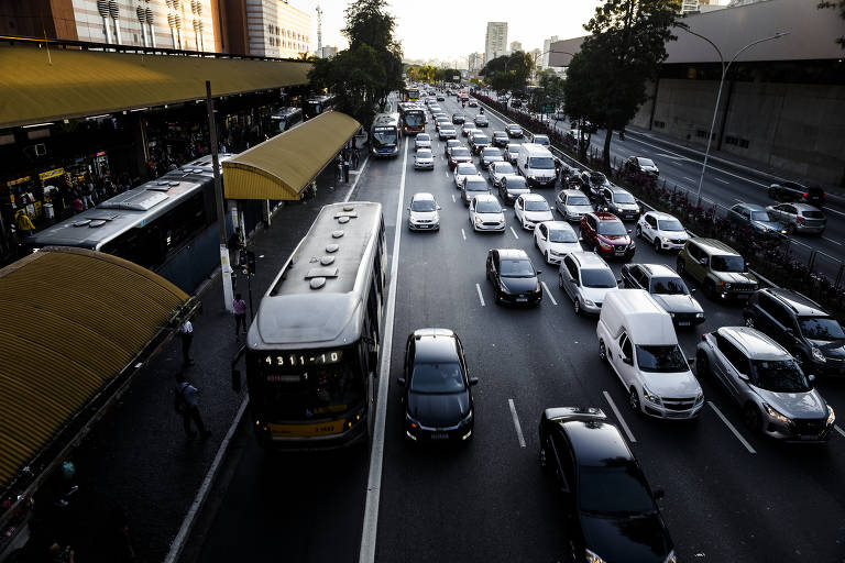 Ônibus e automóveis na avenida Alcântara Machado, a Radial Leste, na região do Tatuapé (zona leste)
