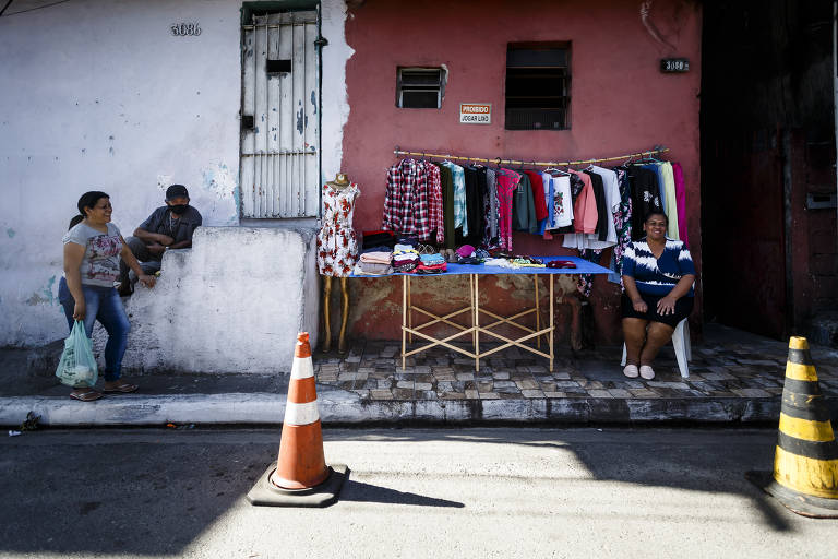 Calçada estreita na altura do número 3000 da av. Deputado Cantídio Sampaio, na Brasilândia (zona norte)