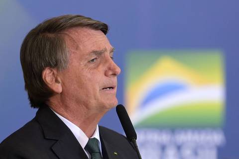 Bolsonaro assina decreto para se blindar de eventual crime com benefícios em ano eleitoral