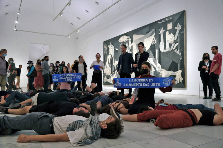 Ativistas protestam contra a Otan em frente à pintura 'Guernica', de Picasso, no museu Reina Sofia
