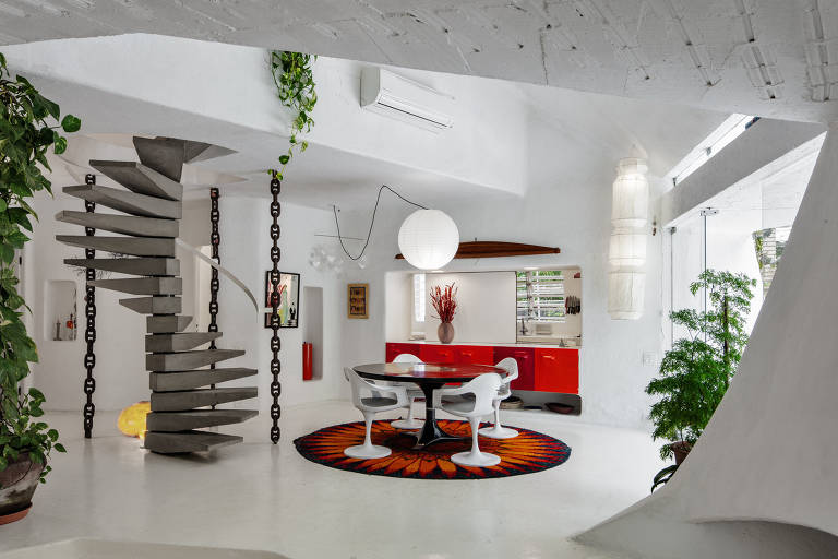 Veja interior de casa em Guarujá projetada por Jorge Zalszupin