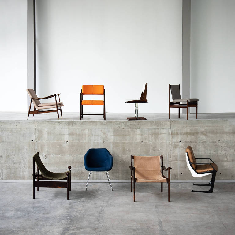 Cadeiras desenhadas por Jorge Zalszupin em exposição na galeria Teo