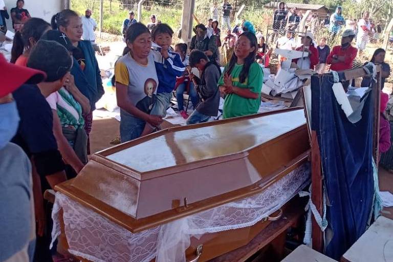 Indígena morto em confronto com PMs é sepultado em Mato Grosso do Sul