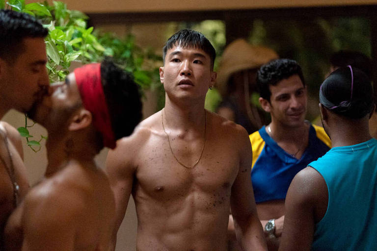 Joel Kim Booster em cena do filme "Fire Island: Orgulho e Sedução", de Andrew Ahn