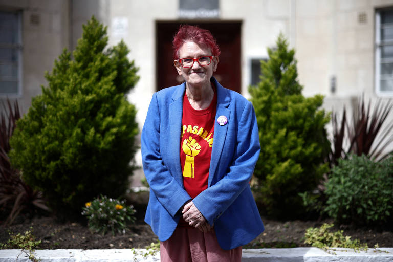 A ativista Nettie Pollard, 72, em frente à sua casa em Londres, na Inglaterra