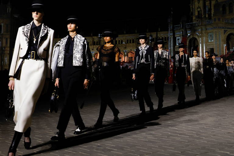 Dior desfila a coleção 2023 na Sevilha, na Espanha