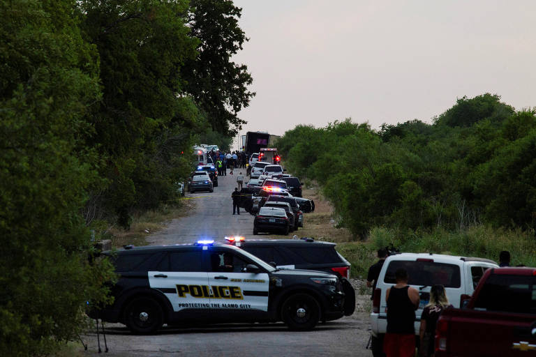 Policiais isolam área em que corpos foram encontrados dentro de caminhão abandonado em San Antonio, nos EUA