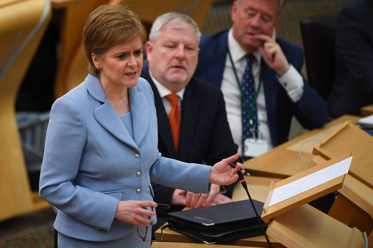 Nicola Sturgeon responde a perguntas após falar sobre um possível referendo pela independência da Escócia, no Parlamento do país