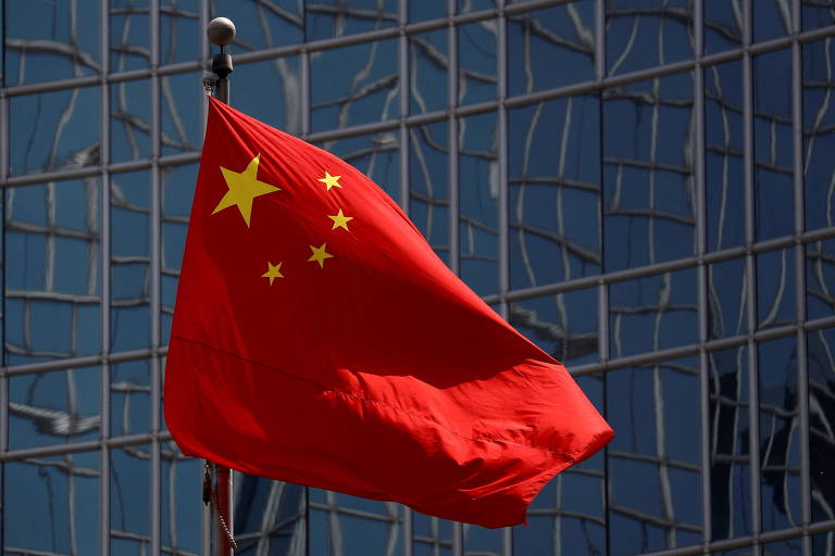 Bandeira da China diante de edifício em Pequim