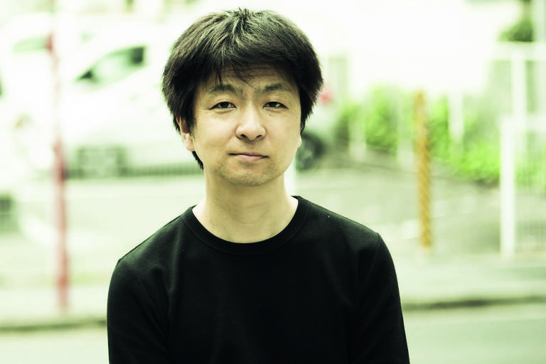 O escritor japonês Kotaro Isaka, autor do best-seller 'Trem-Bala'