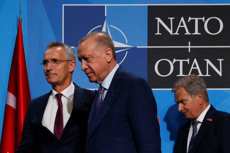 O secretário-geral da Otan, Jens Stoltenberg, à esq., com os presidentes de Turquia, Recep Tayyip Erdogan, ao centro, e Finlândia, Sauli Niinistö, em Madri