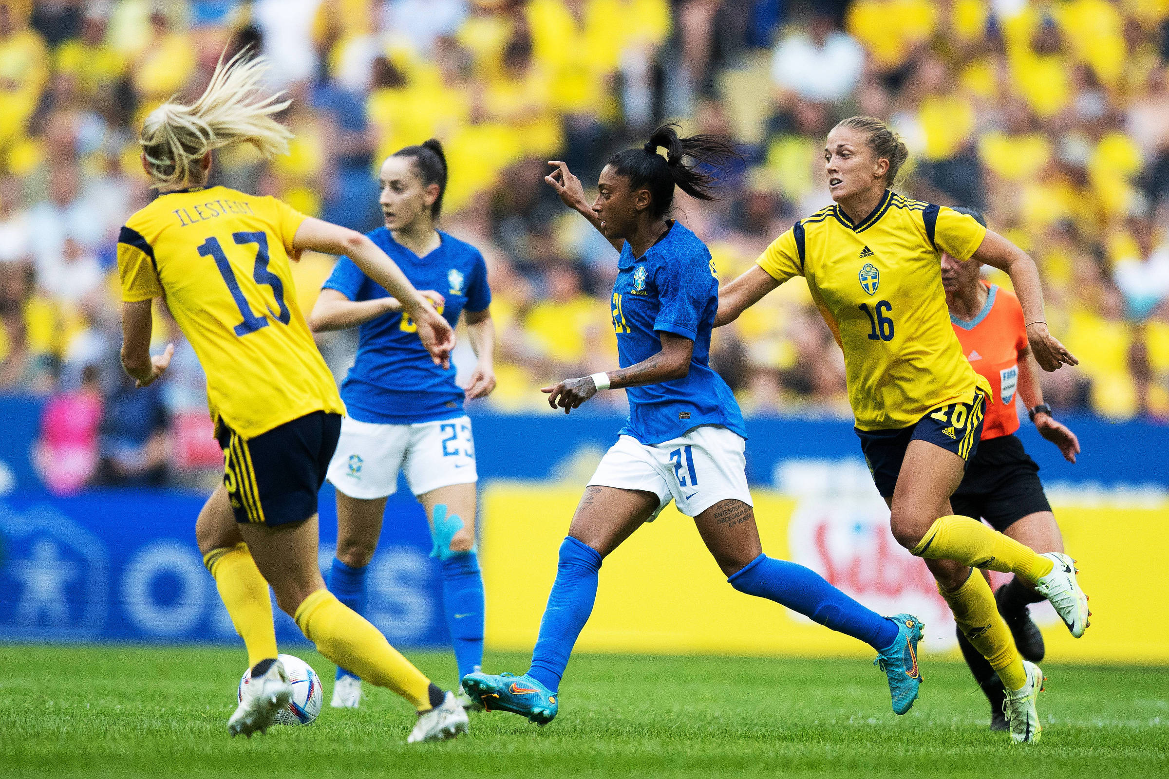 Jogo do Brasil faz maior audiência do futebol feminino na Globo em 3 anos -  16/11/2022 - UOL Esporte