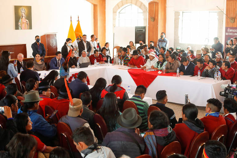Líderes indígenas e representantes do governo do Equador durante rodada de negociações para discutir fim de protestos, em Quito