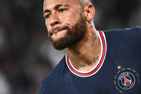 TOPSHOT - Paris Saint-Germain's Brazilian forward Neymar celebrates after he scored a goal which was later disallowed during the French L1 football match between Paris-Saint Germain (PSG) and ES Troyes AC at The Parc des Princes Stadium in Paris on May 8, 2022. (Photo by Anne-Christine POUJOULAT / AFP)