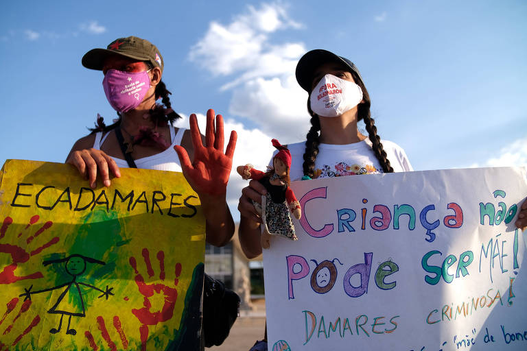 Militantes  ligadas a grupos de defesa dos direitos das mulheres fazem protesto em frente ao STF, em Brasília (DF), contra a cultura do estupro no Brasil