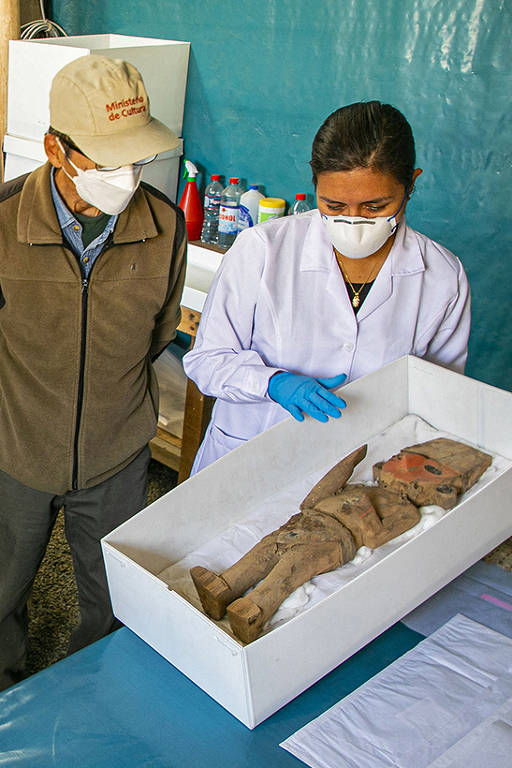 Pesquisadores mostram a estátua de madeira encontrada no sítio arqueológico de Chan Chan, no norte do Peru. A peça é uma escultura da era pré-hispânica da cultura Chimú, entre 850 e 1.470 anos