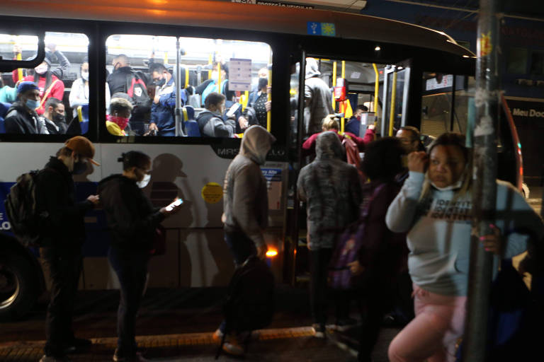 Empurra-empurra, espera e raiva: passageiros sofrem com greve de ônibus em SP