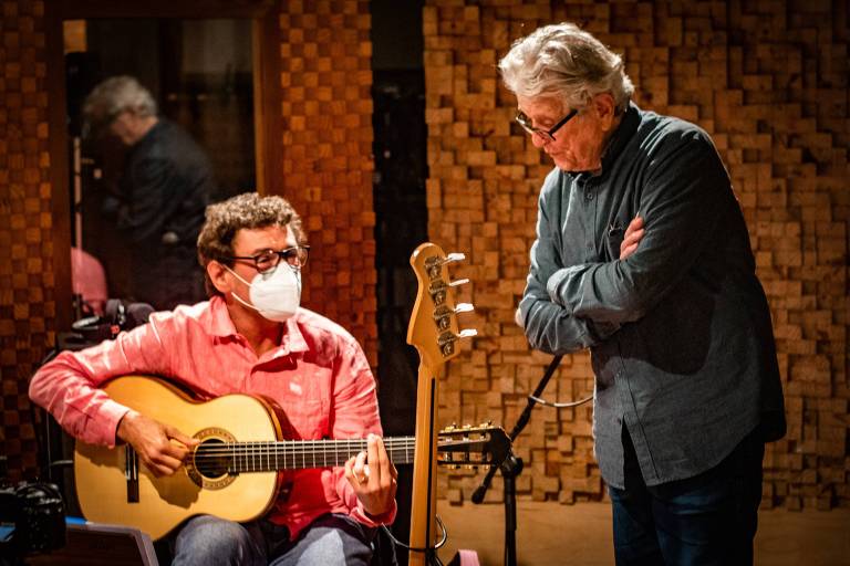 Em foto colorida, o  contrabaixista, compositor e arranjador Thiago Espirito Santo e o gaitista e compositor Maurício Einhorn  aparecem no estúdio de gravação