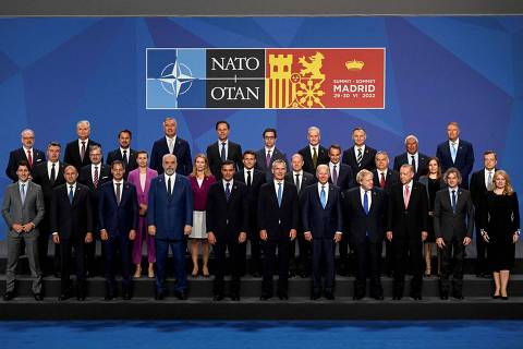 TOPSHOT - Heads of State and Government pose for the official group photo during the NATO summit at the Ifema congress centre in Madrid, on June 29, 2022. (Photo by Pierre-Philippe MARCOU / AFP)