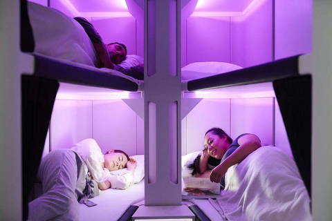 A Air New Zealand vai instalar cápsulas em alguns de seus Boeing 787 Dreamliners, que oferecerão aos passageiros da Classe Econômica a opção de desfrutar de uma experiência de dormir em uma cama plana, durante voo, pela primeira vez.Crédito Divulgaçao Skynest / Aeroin