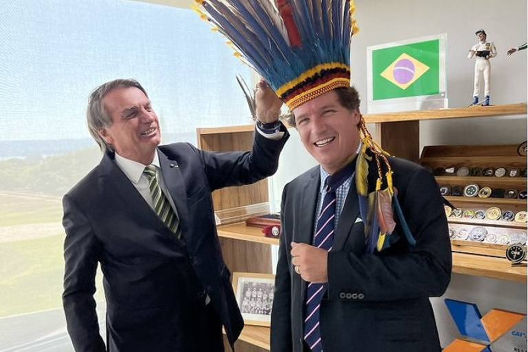 Símbolos em foto de Bolsonaro com Tucker Carlson movimentam as redes