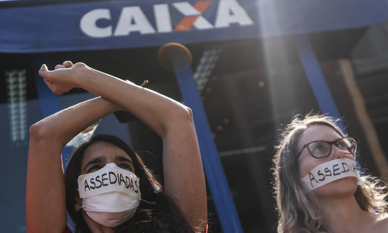 Veja fotos do protesto de bancários da Caixa contra Pedro Guimarães por caso de assédio