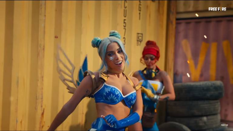 Look de Anitta no clipe de 'Tropa', em que ela vira personagem do jogo 'Free Fire'