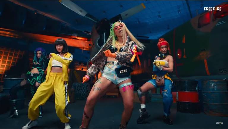 Veja os looks de Anitta como A Patroa no clipe de 'Tropa', inspirado no Free Fire