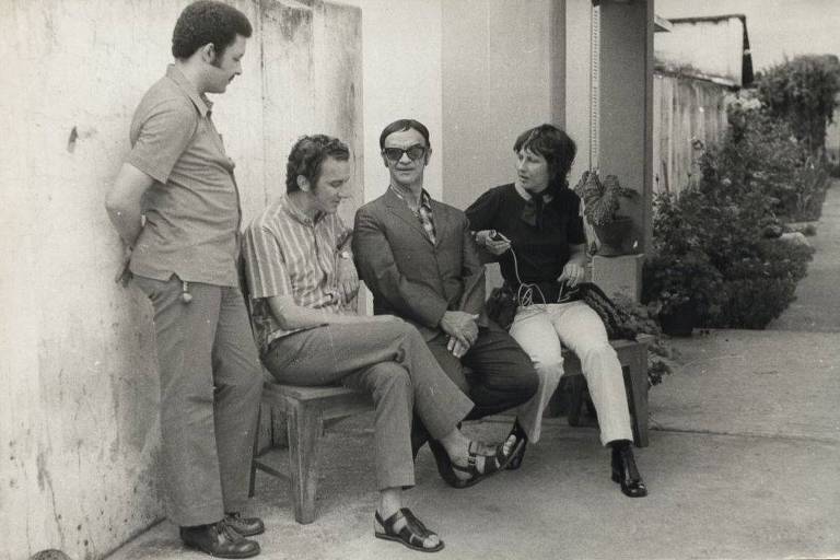 O jornalista Saulo Gomes (primeiro sentado), ao lado de Chico Xavier e com equipe da TV Tupi em 1968