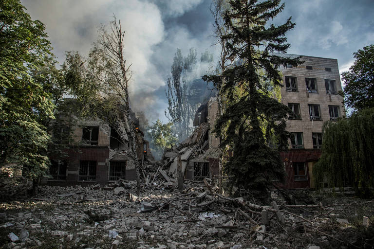 Prédio destruído por ataque militar em Lisitchansk, na província de Lugansk, no leste da Ucrânia