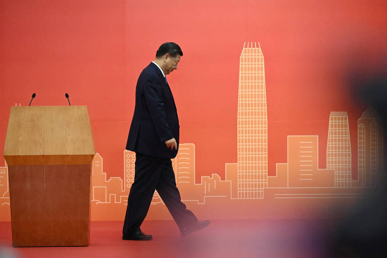 Xi deixa o púlpito no qual falou após chegar a Hong Kong nesta quinta (30)